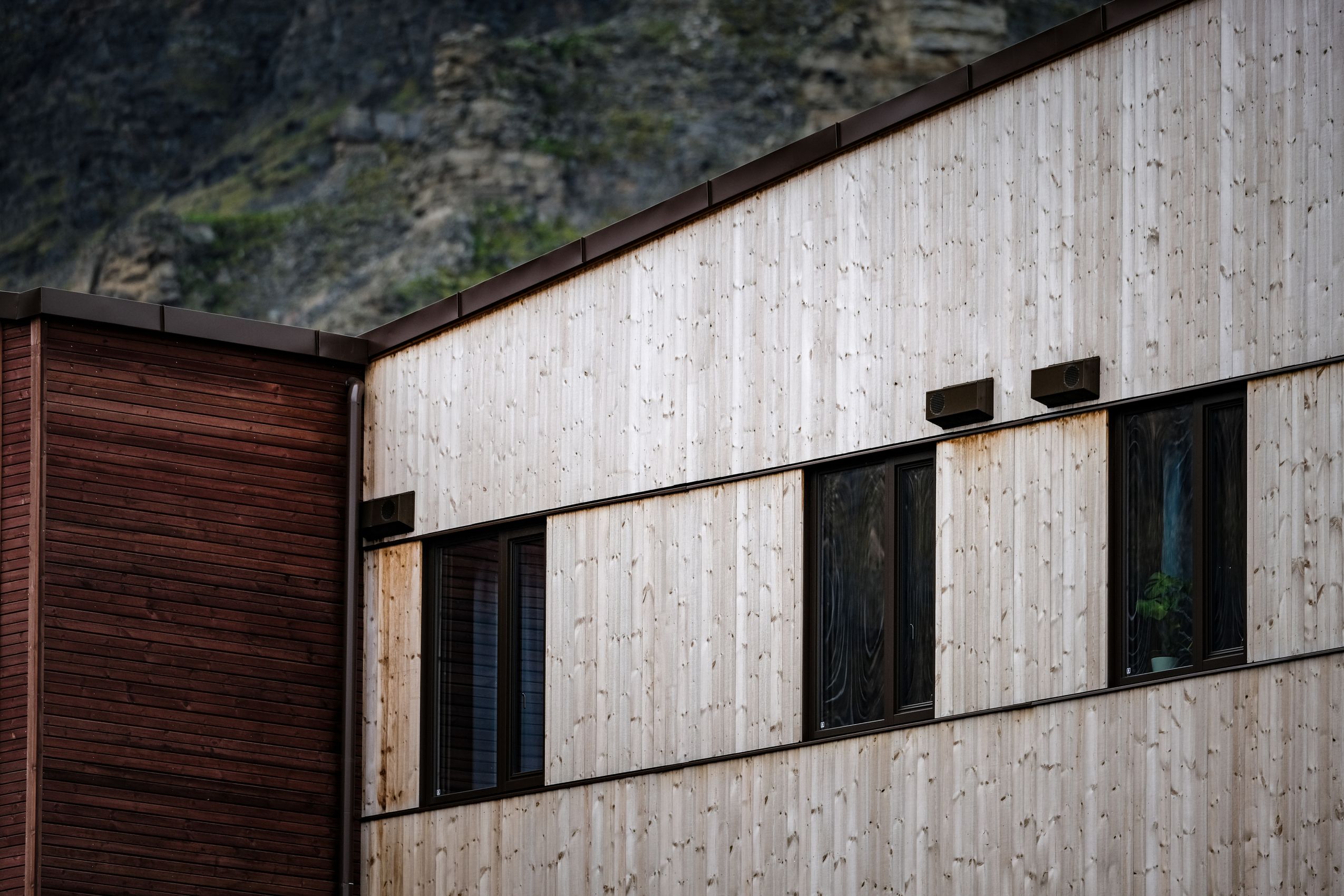 Moderner Holzbau mit heller Fassade